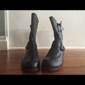 NEVER BEEN WORN~Steve madden boots