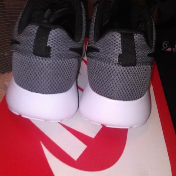 Roshe runs , grey , black and white - Picture 2 of 3