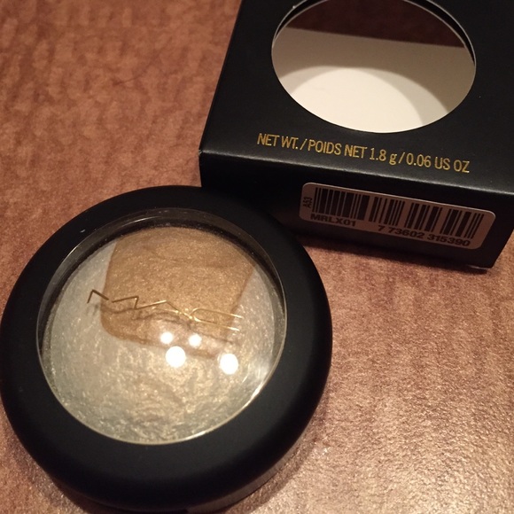 Mac mineralize eye shadow in captivating