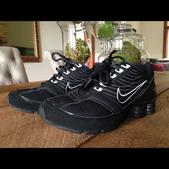 Woman's black Nike shox