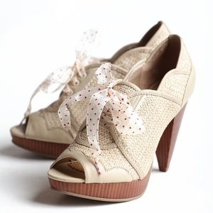 Poetic license stuck on you 8.5 peep toe pump