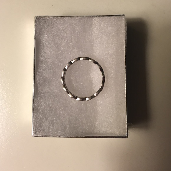 Silver ring - Picture 2 of 3