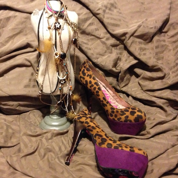 BETSEYVILLE BY BETSEY JOHNSON HEELS PUMPS SIZE 6M