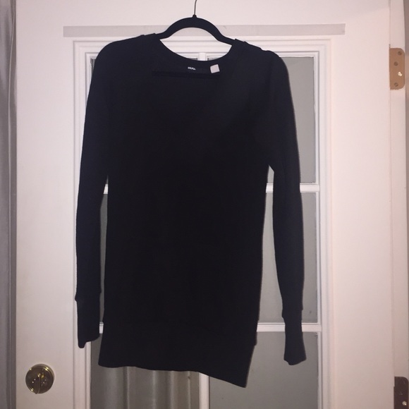 Long black sweatshirt with pockets