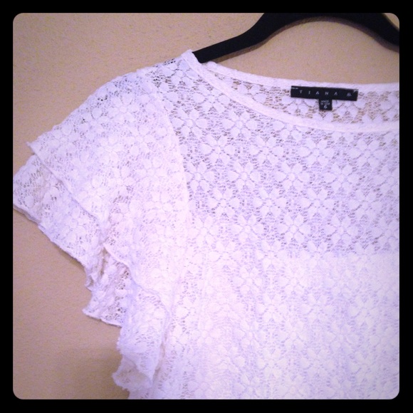 Lace shift dress with ruffle sleeve