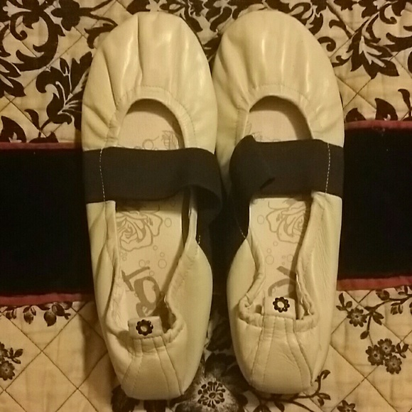 OTBT cream & black flats