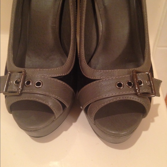 Heels - Picture 2 of 3