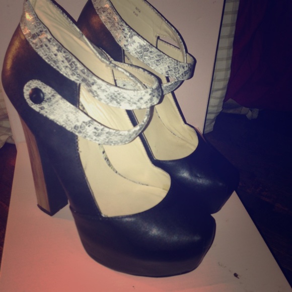 Effortlessly stylish shoes, NEVER worn.