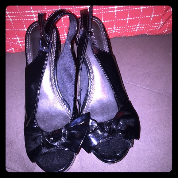 Black bow wedges