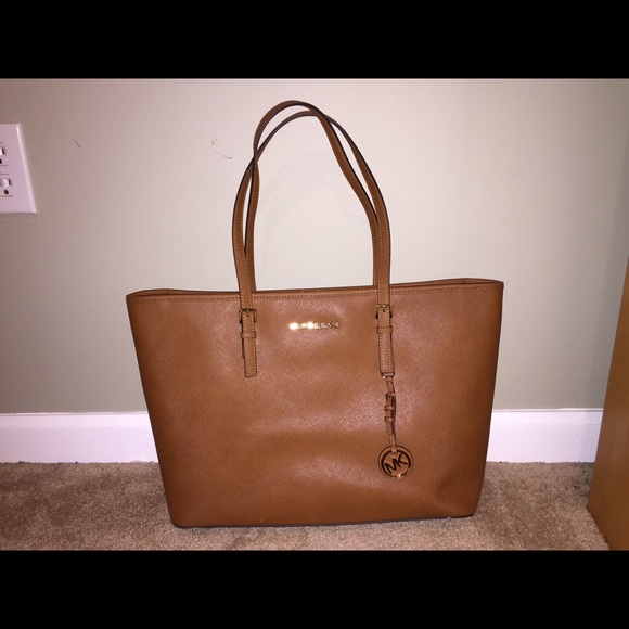 Michael Kors SAFFIANO LEATHER TOP-ZIP TOTE - Picture 2 of 3