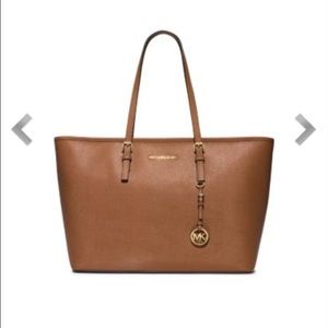 Michael Kors SAFFIANO LEATHER TOP-ZIP TOTE