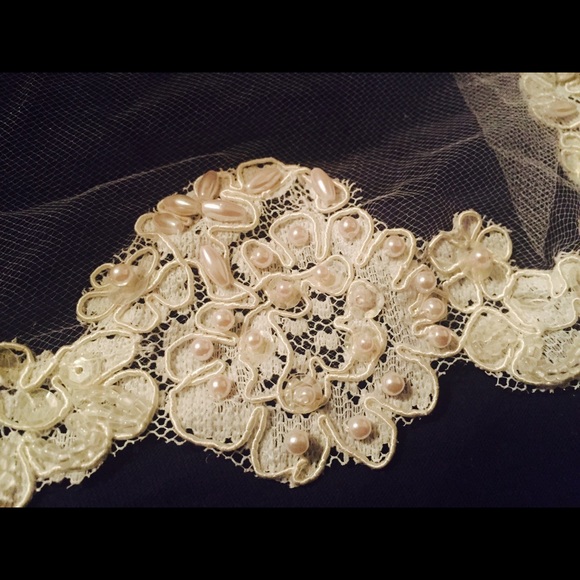 Tiara and a elbow length mantilla main image 4