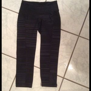 OLD NAVY ACTIVE black and grey Capri - SZ- XS