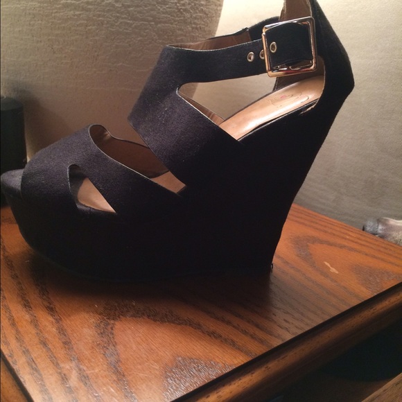 Black wedges
