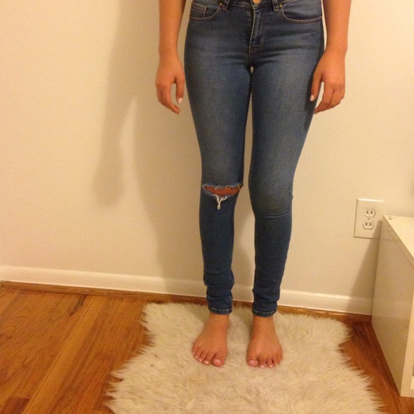 cut knee mid rise jeans