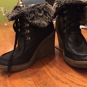 Trendy black fur boots with wedge!