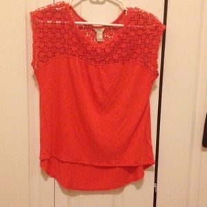 T shirt with crochet shoulders and neck