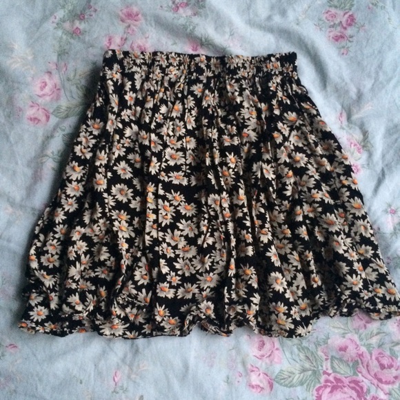 Brandy Melville Dresses & Skirts - Brandy Melville Sunflower Skirt