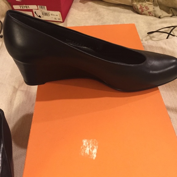 Stuart Weitzman Closed Toe Wedge - Picture 3 of 3