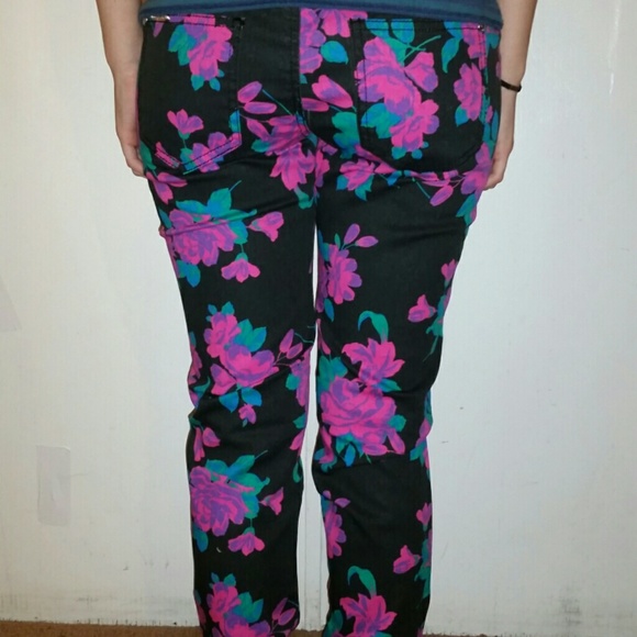 Celebrity Pink Denim Size 9 Floral Pattern - Picture 2 of 4