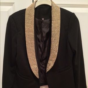 This goes great with black ripped jeans❤️