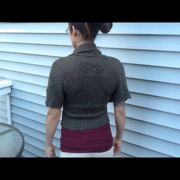 🥀DONATING 3/20 Cropped Sweater - Picture 3 of 3