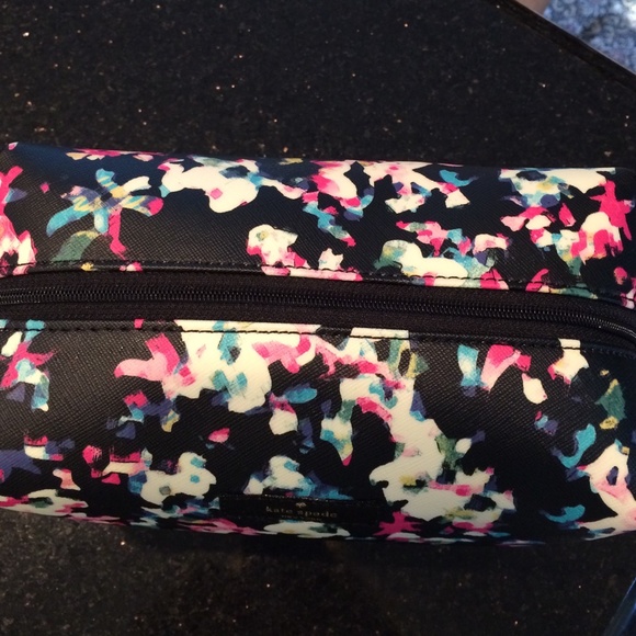 NWT Kate Spade Cosmetic Bag. - Picture 2 of 4
