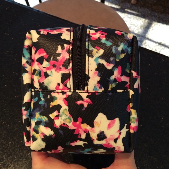 NWT Kate Spade Cosmetic Bag. - Picture 4 of 4