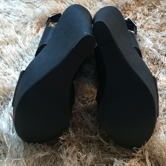 ⛔️SOLD⛔️Black Open Toed Platform Shoes NEW! - Picture 2 of 4