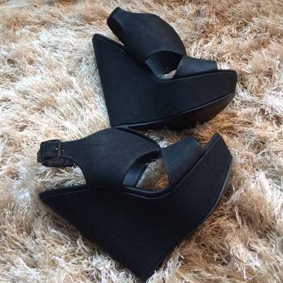 ⛔️SOLD⛔️Black Open Toed Platform Shoes NEW! - Picture 3 of 4