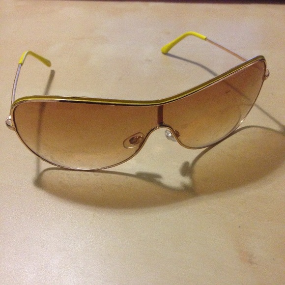 Vintage Yellow Trim Gold Aviator Sunglasses