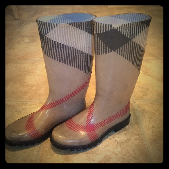 Burberry Rainboots Size 8 excellent condition