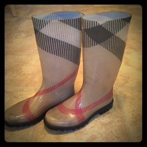 Burberry Rainboots Size 8 excellent condition