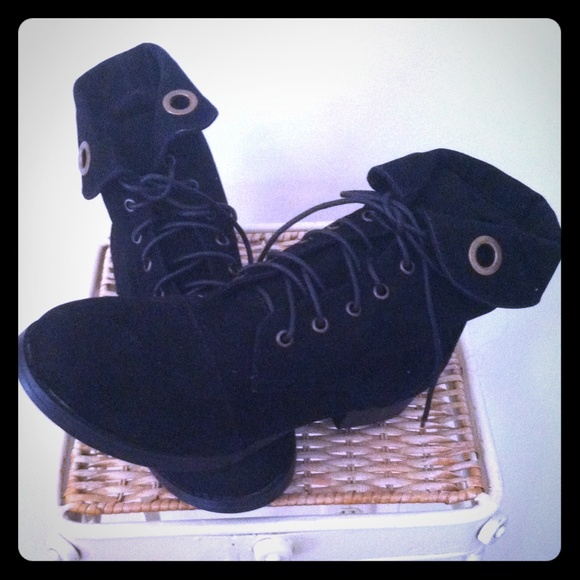 Shoes - FINAL MARKDOWN - Booties in black suede - size 10w