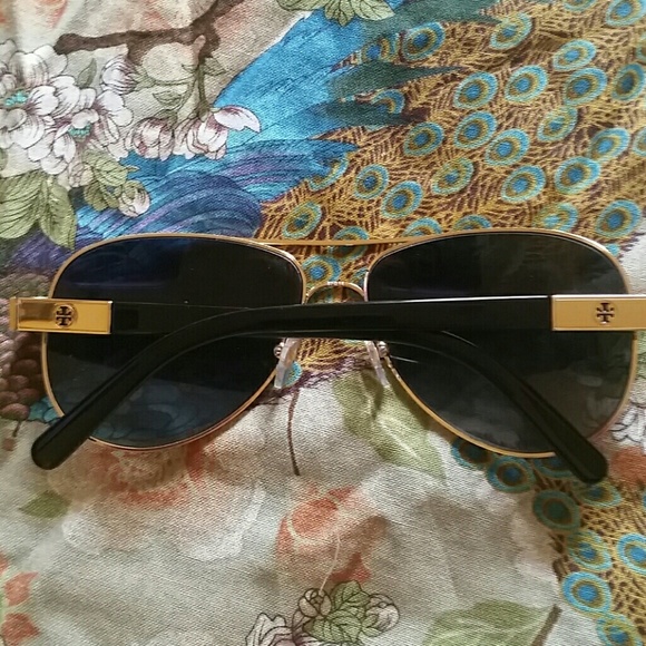 SOLD   AUTHENTIC TORY BURCH AVIATOR SUNGLASSES - Picture 3 of 4