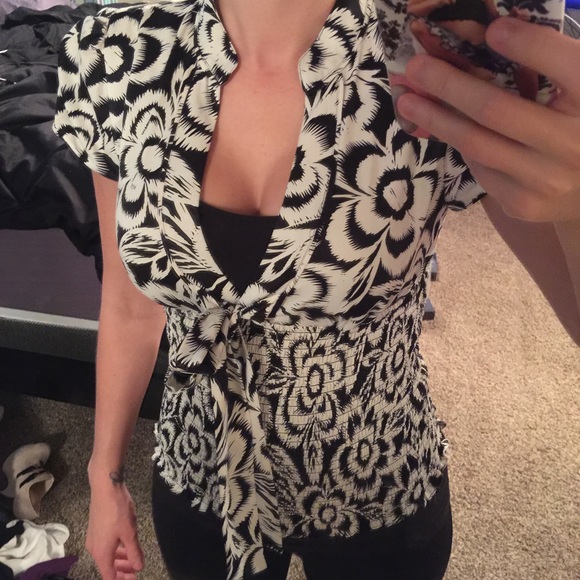 Adorable black and white guess top - Picture 1 of 3