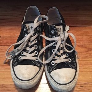 Converse black low tops unisex!