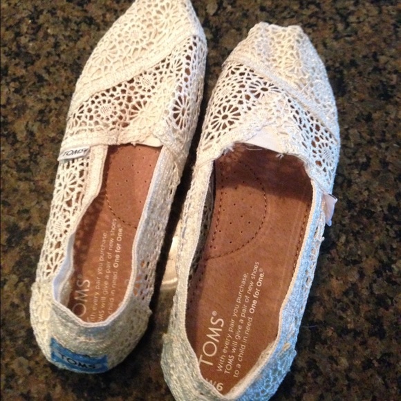 White lace TOMS