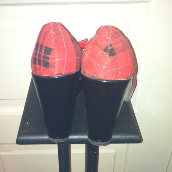 Red/black plaid peep toe wedges w/ bow. - Picture 3 of 4