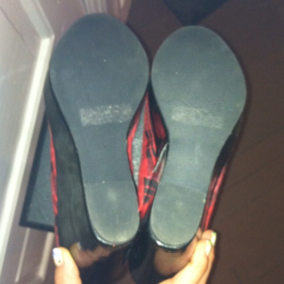 Red/black plaid peep toe wedges w/ bow. - Picture 4 of 4