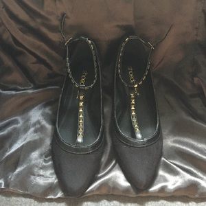 Pointy toe black flats w/gold tone pyramid studs.