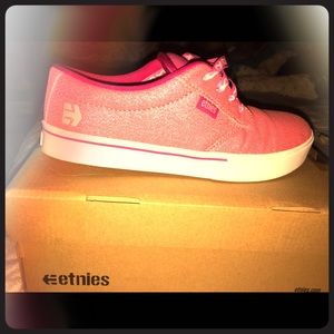 New Pink cancer awareness Etnies. 💕