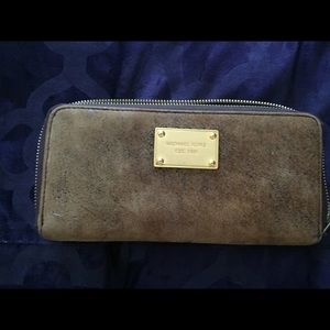 Micheal Kors wallet  color tan suede