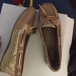 Sperrys with gold sequence