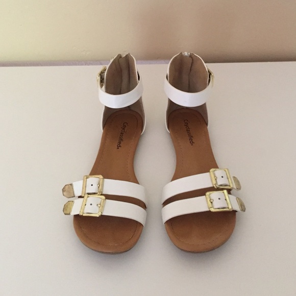 🚫🚫🚫SOLD🚫🚫🚫 White sandals with gold buckles