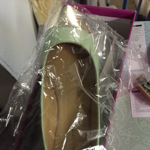 Mint flats with gold toe