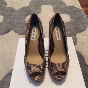 Steve Madden Snake skin pumps