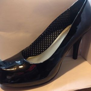 Plain black pumps, great for work! SIZE: 6