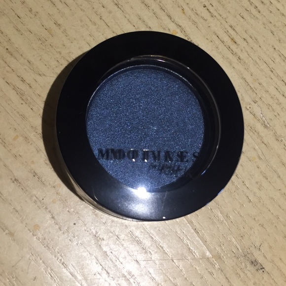 Brand new beautiful blue eyeshadow by motives