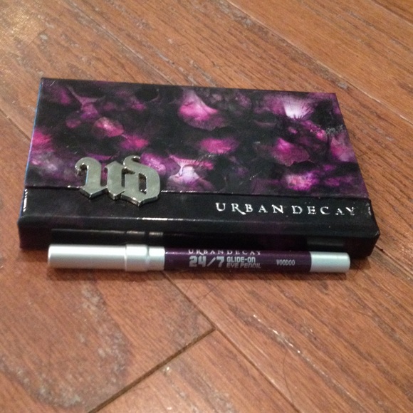 urban decay eyeshadow palette and free eye liner